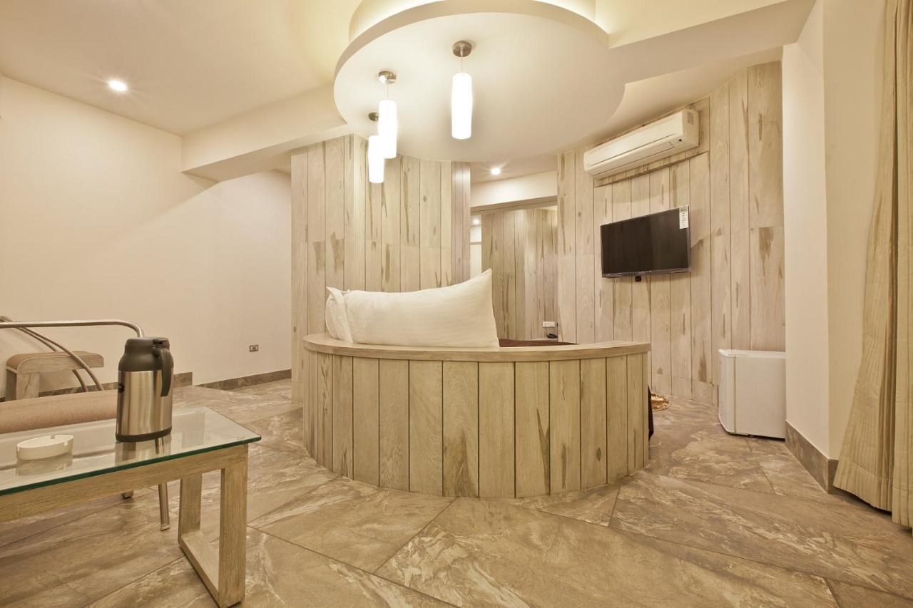 Scenaria Hotel Ахмедабад Екстериор снимка