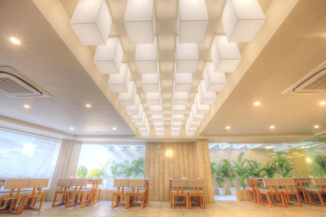 Scenaria Hotel Ахмедабад Екстериор снимка
