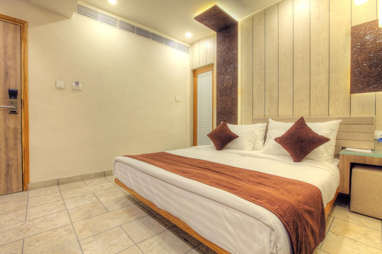 Scenaria Hotel Ахмедабад Екстериор снимка