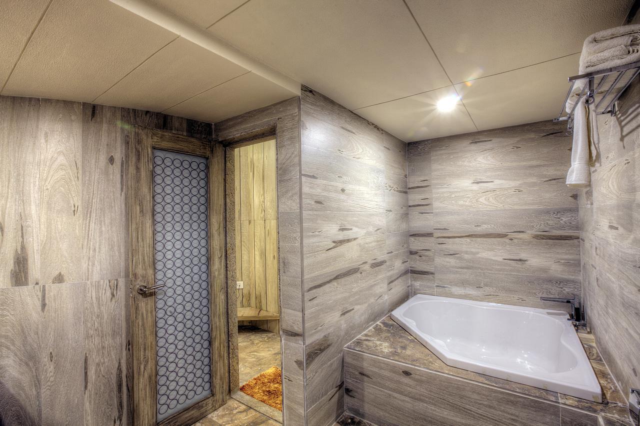 Scenaria Hotel Ахмедабад Екстериор снимка