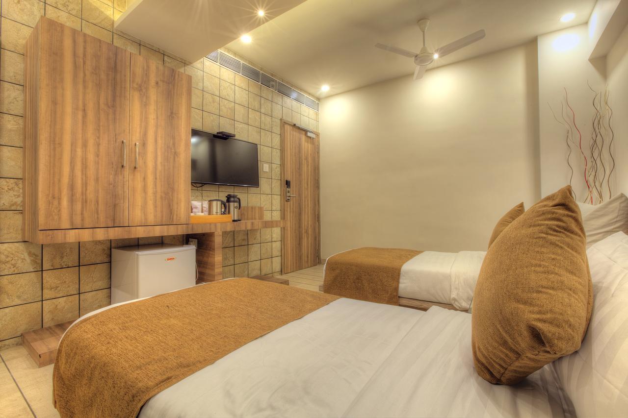 Scenaria Hotel Ахмедабад Екстериор снимка