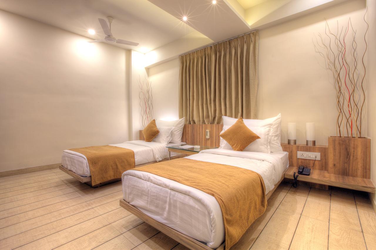 Scenaria Hotel Ахмедабад Екстериор снимка