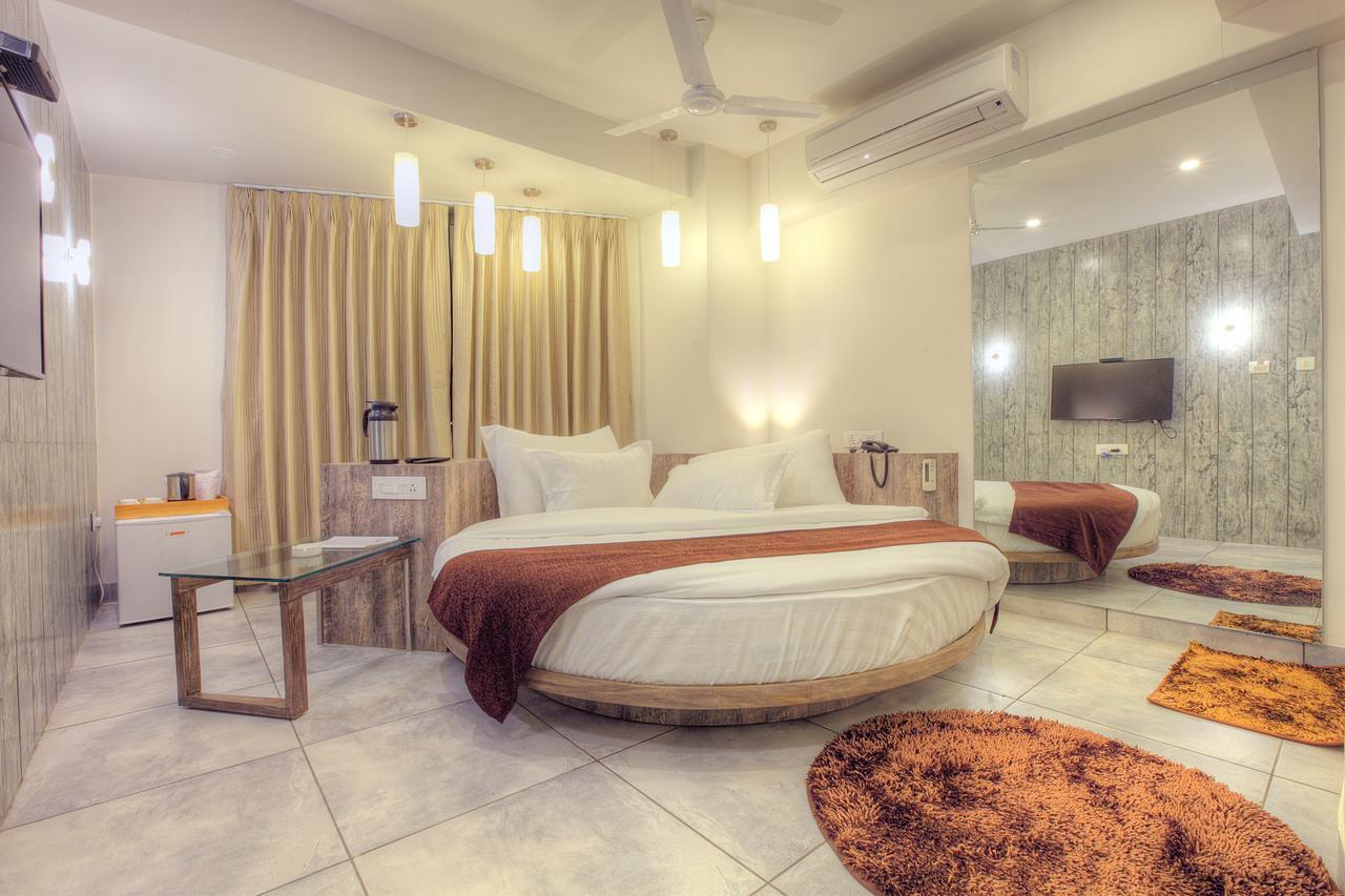 Scenaria Hotel Ахмедабад Екстериор снимка