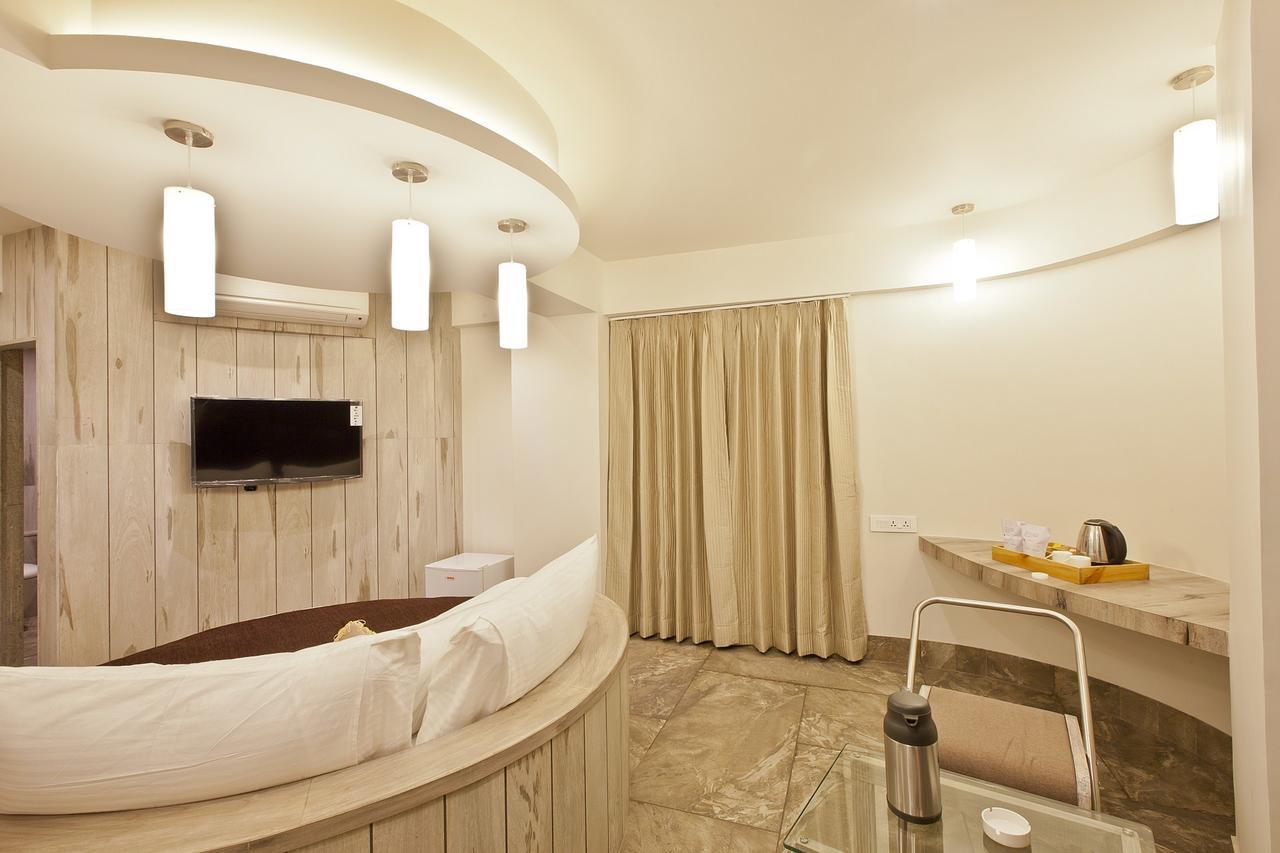 Scenaria Hotel Ахмедабад Екстериор снимка