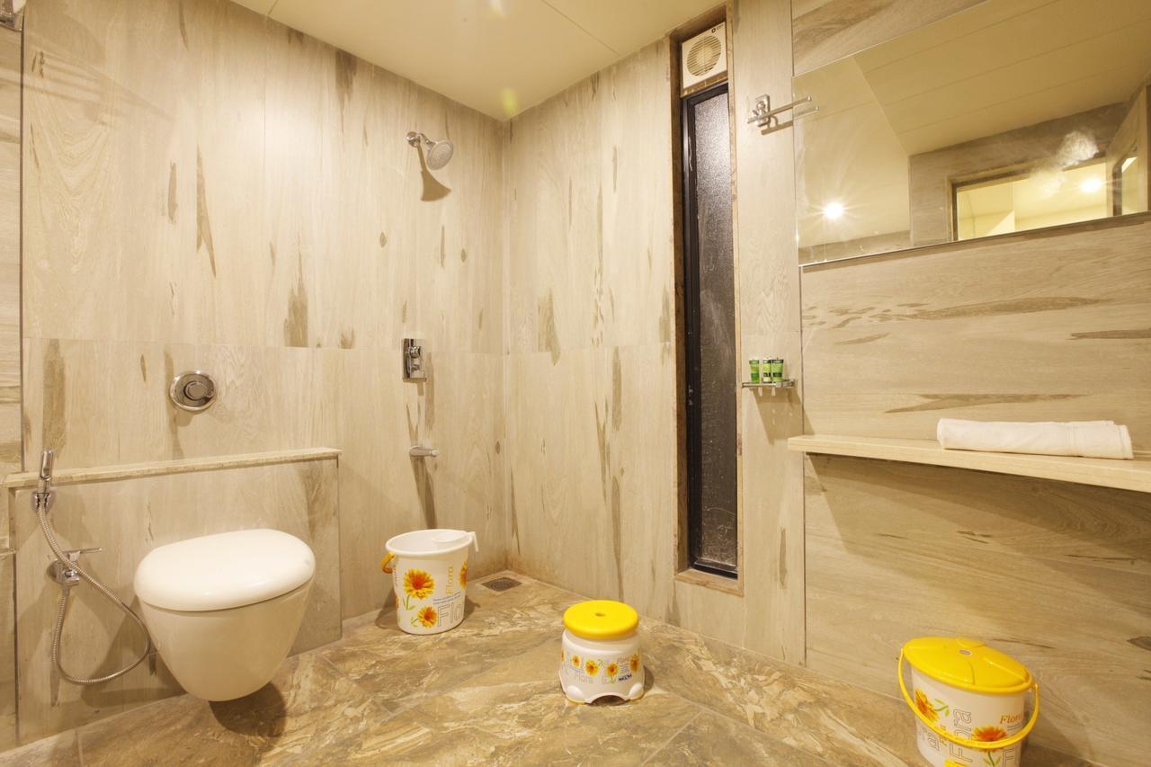 Scenaria Hotel Ахмедабад Екстериор снимка