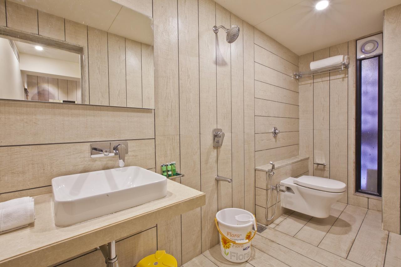 Scenaria Hotel Ахмедабад Екстериор снимка