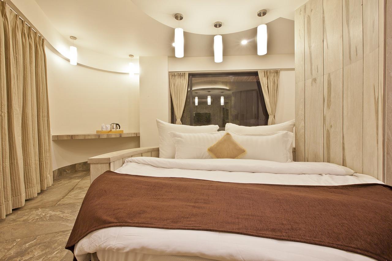 Scenaria Hotel Ахмедабад Екстериор снимка