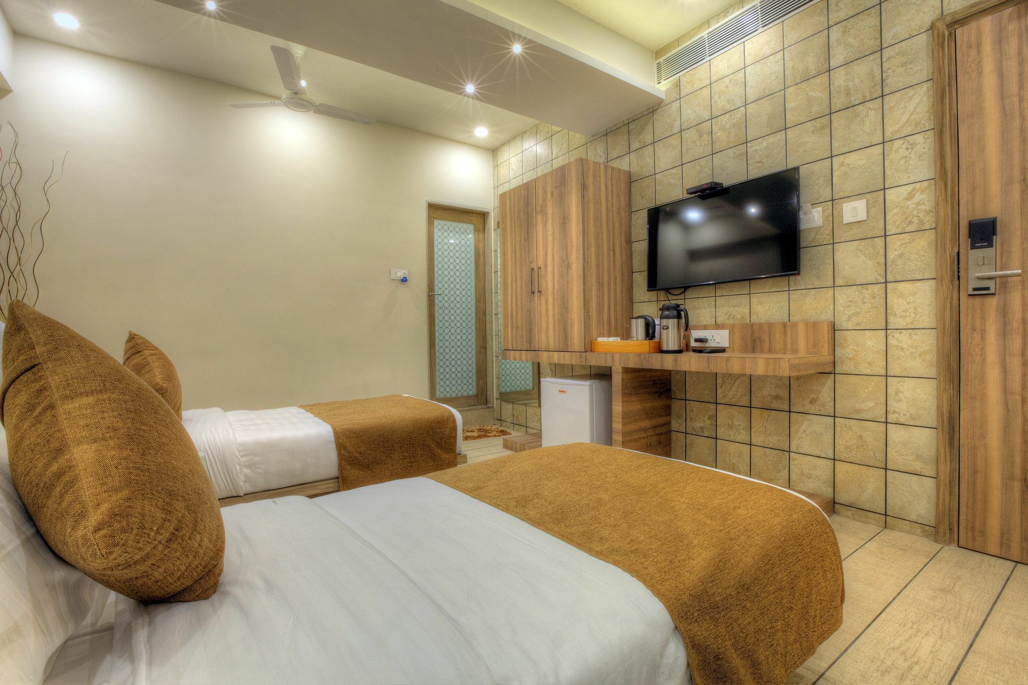 Scenaria Hotel Ахмедабад Екстериор снимка