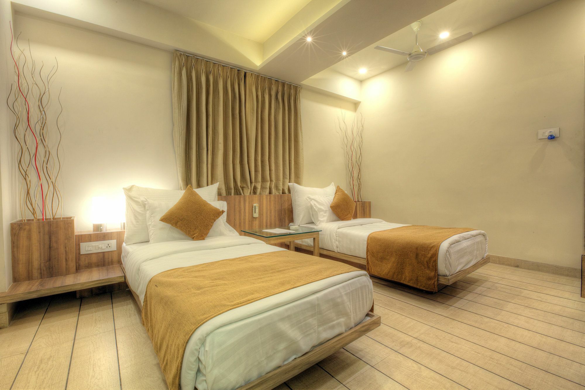 Scenaria Hotel Ахмедабад Екстериор снимка